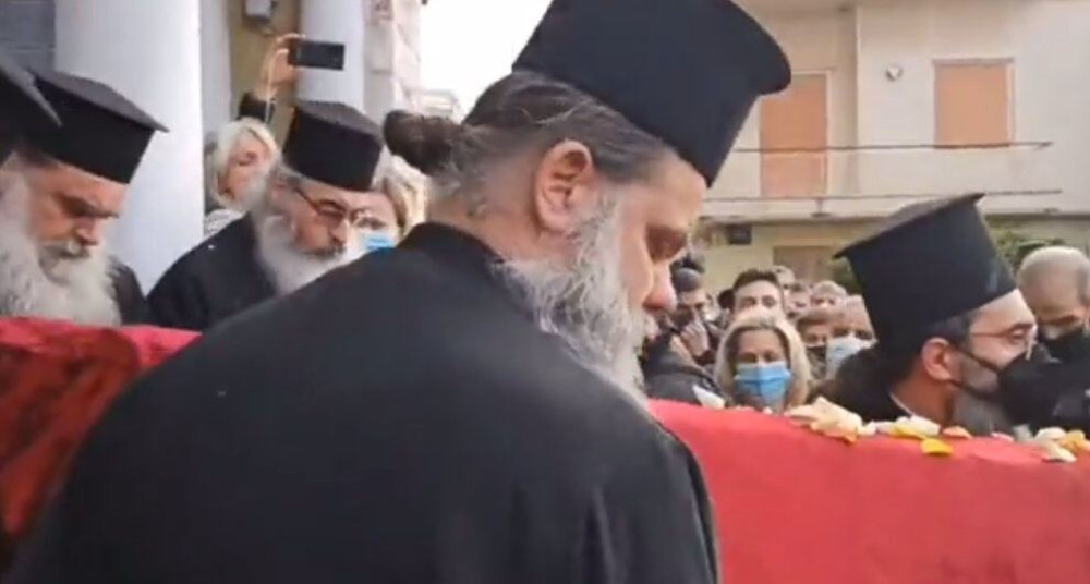 Επικίνδυνες εικόνες συνωστισμού στην κηδεία του Μητροπολίτη Αιτωλίας (vid)