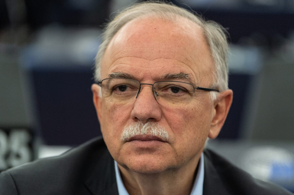 Το τερμάτισε ο Παπαδημούλης: Συγκρίνει τη δολοφονία Λαμπράκη με τη σκευωρία Novartis!