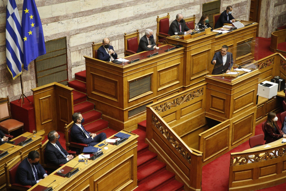 «Πόσο πιο χαμηλά θα πέσετε;»: Καρφί Μητσοτάκη για τον σφιχτό εναγκαλισμό Τσίπρα – Φουρθιώτη