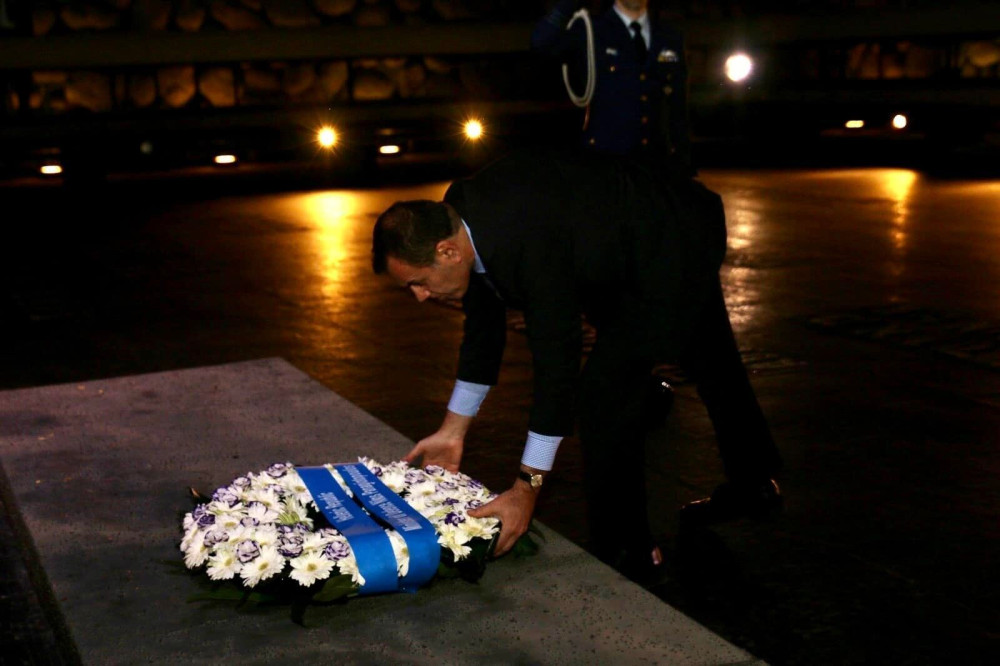 Ο ΥΕΘΑ για τα θύματα του Ολοκαυτώματος: “Ποτέ ξανά”