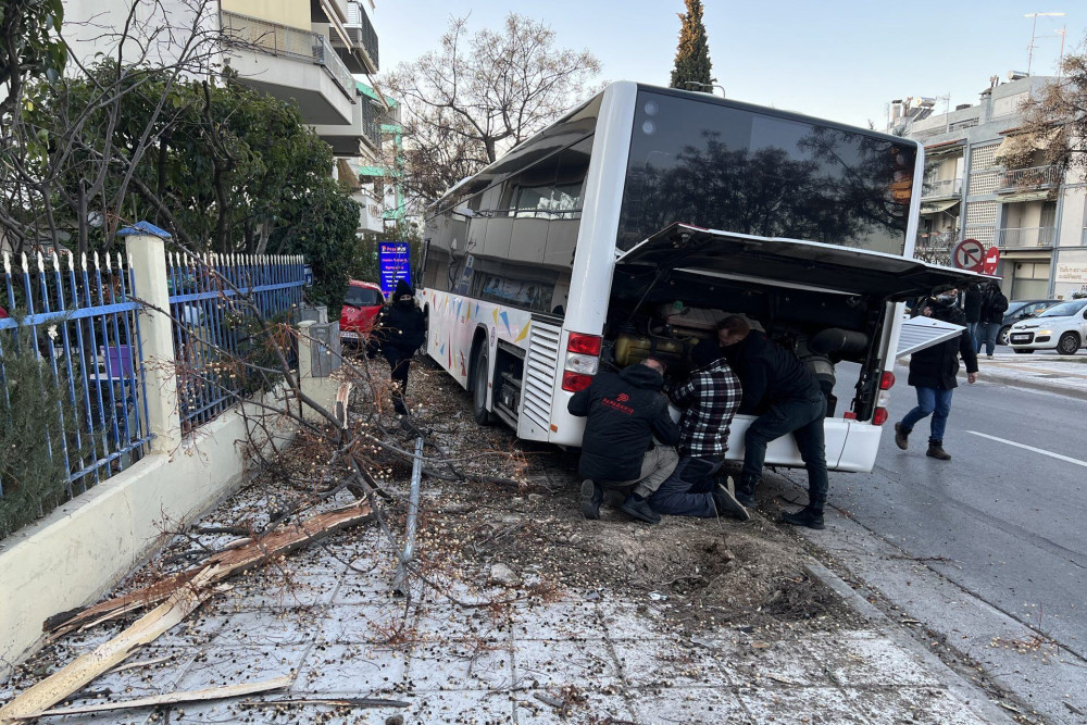 “Ανεξέλεγκτo” λεωφορείο του ΟΑΣΘ έπεσε πάνω σε όχημα και δέντρα