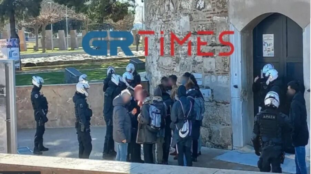 Προσαγωγές ατόμων που ήθελαν να αναρτήσουν πανό στον Λευκό Πύργο