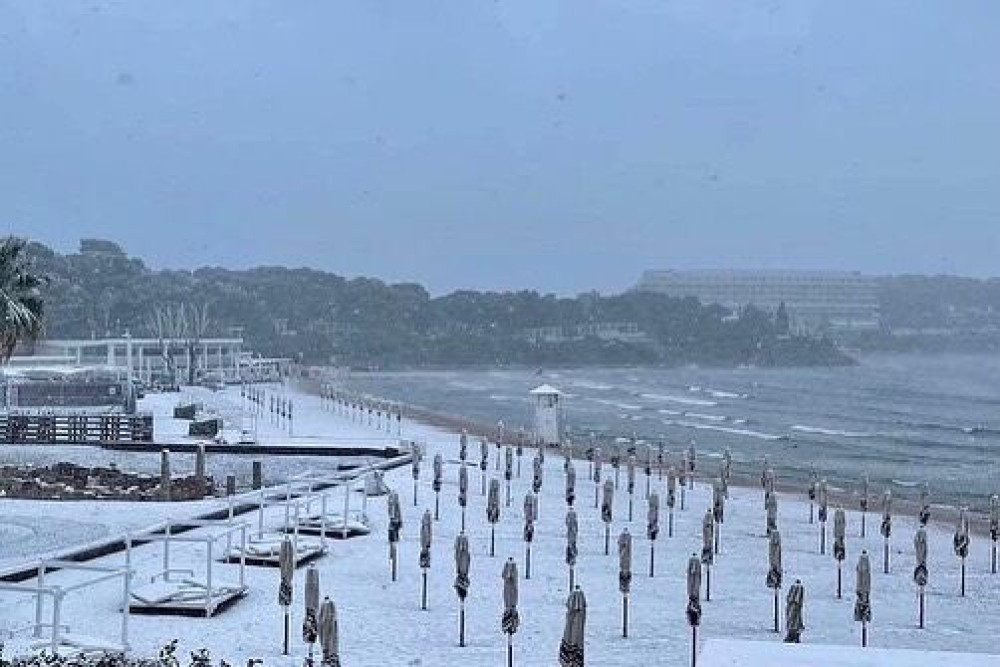 Το χιόνι κάλυψε την Αττική: Απίστευτες εικόνες