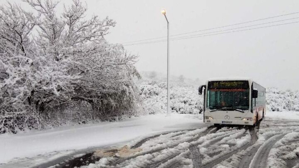 Χιονίζει στα νότια της Αττικής