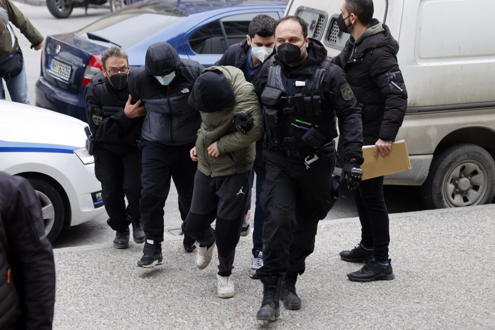 Δολοφονία Άλκη: Έναν 21χρονο “δείχνουν” ως τον δράστη οι συλληφθέντες-Αποδοκιμασίες στα δικαστήρια