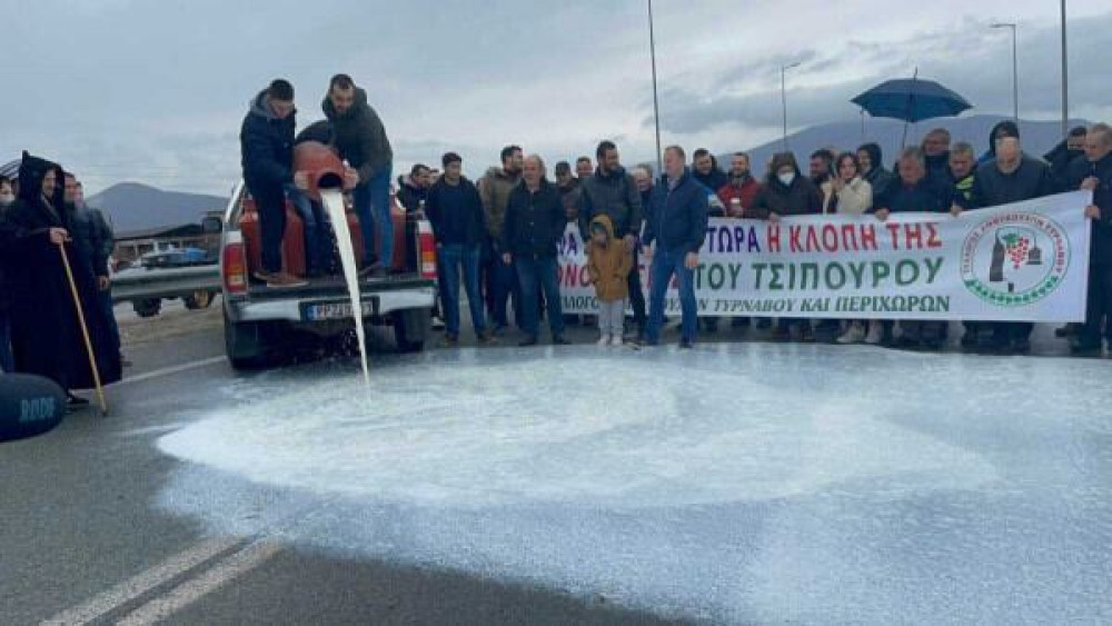 Παραγωγοί έκλεισαν την Εθνική Οδό Λάρισας – Κοζάνης και έριξαν γάλα και άχυρα στον δρόμο
