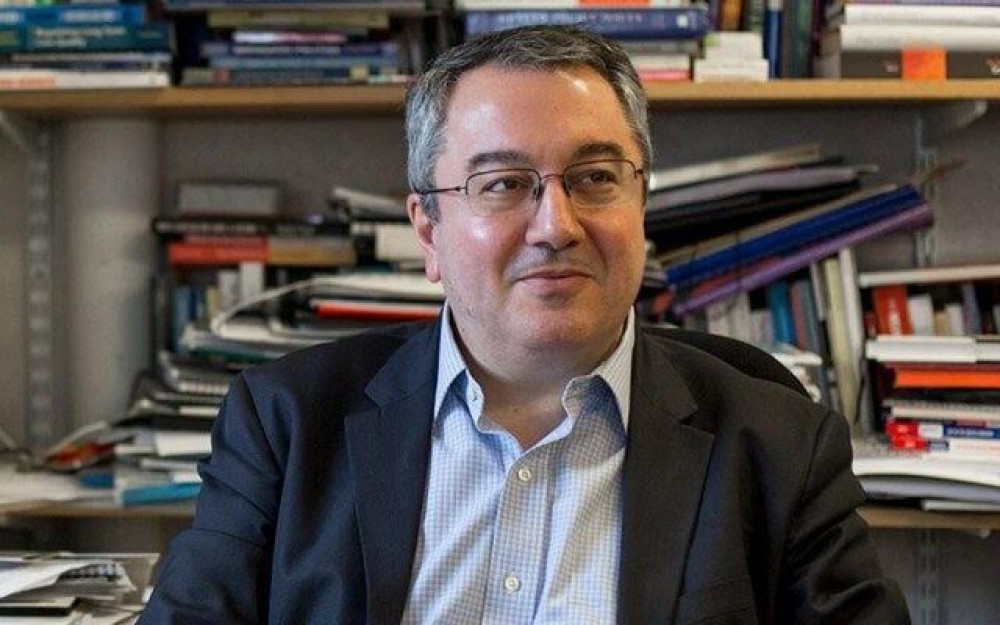 “Καμπανάκι” Μόσιαλου: Δεν ξέρουμε τις επιπτώσεις της Omicron στους ανεμβολίαστους