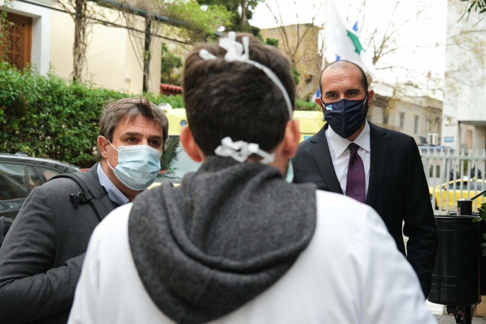 Ντου ΣΥΡΙΖΑίων στον Ερυθρό Σταυρό – Απείλησαν την διοικήτρια