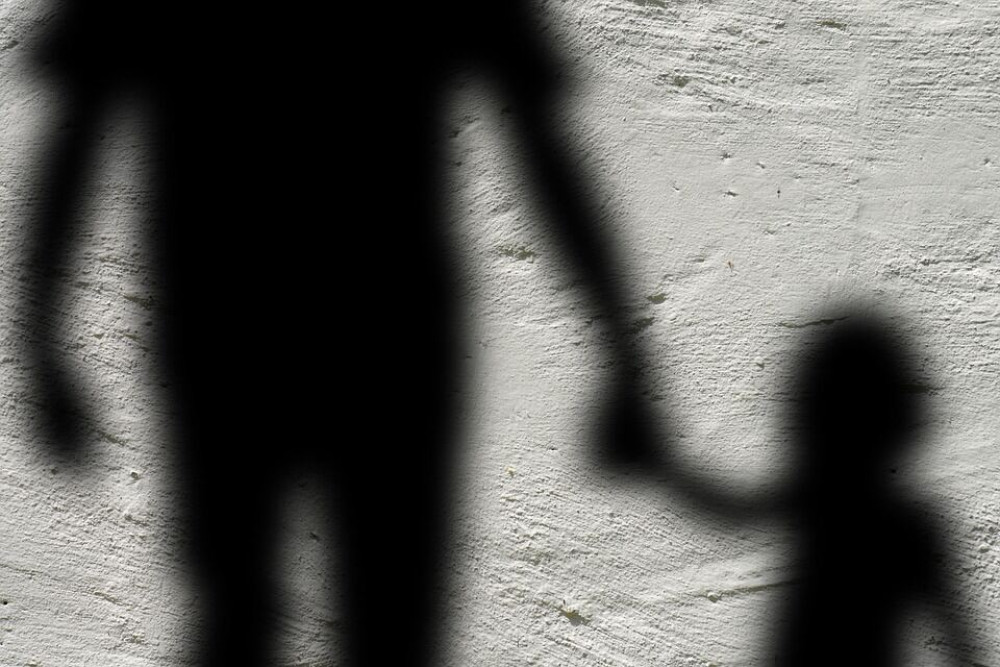Προφυλακιστέα η οικιακή βοηθός που φωτογράφιζε γυμνά τα παιδιά στην Κηφισιά