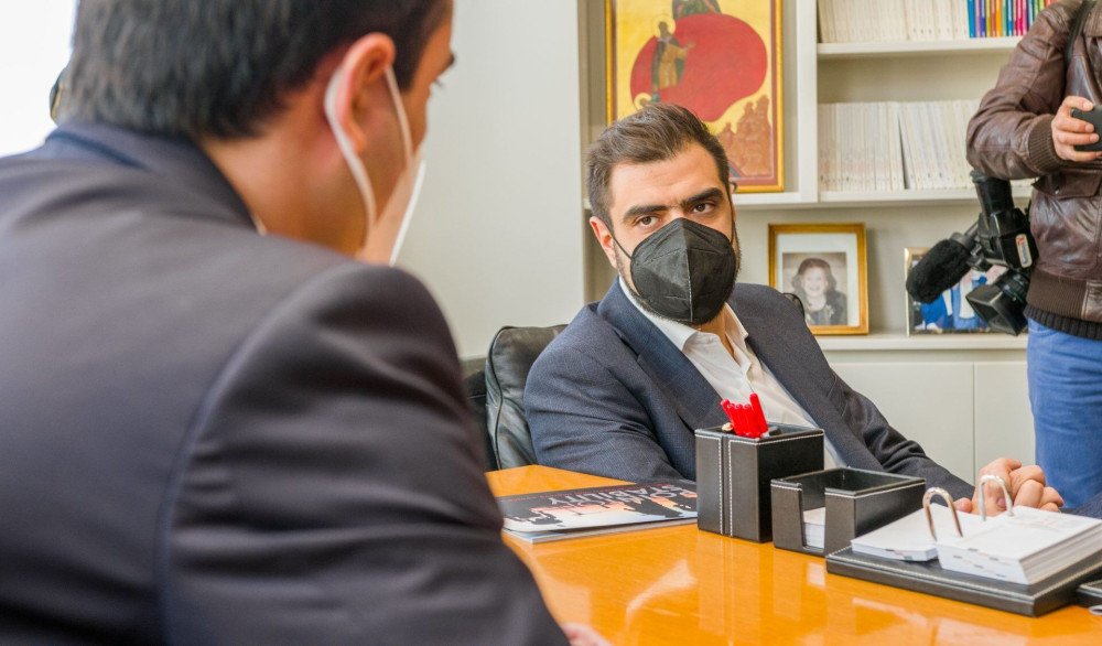 Επίσκεψη Μαρινάκη στην Κόρινθο: Η ΝΔ και ο Κυριάκος Μητσοτάκης είναι εδώ για τους πολίτες