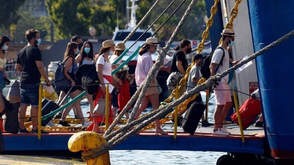 Kορυφώνεται η έξοδος των εκδρομέων του Πάσχα από τα λιμάνια του Πειραιά, της Ραφήνας και του Λαυρίου