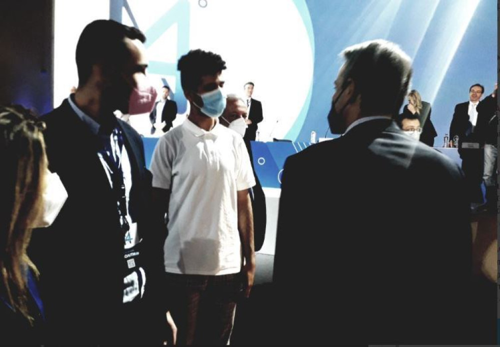 Μητσοτάκης: “Ωραίο μαλλί” σε νεολαίο του κόμματος