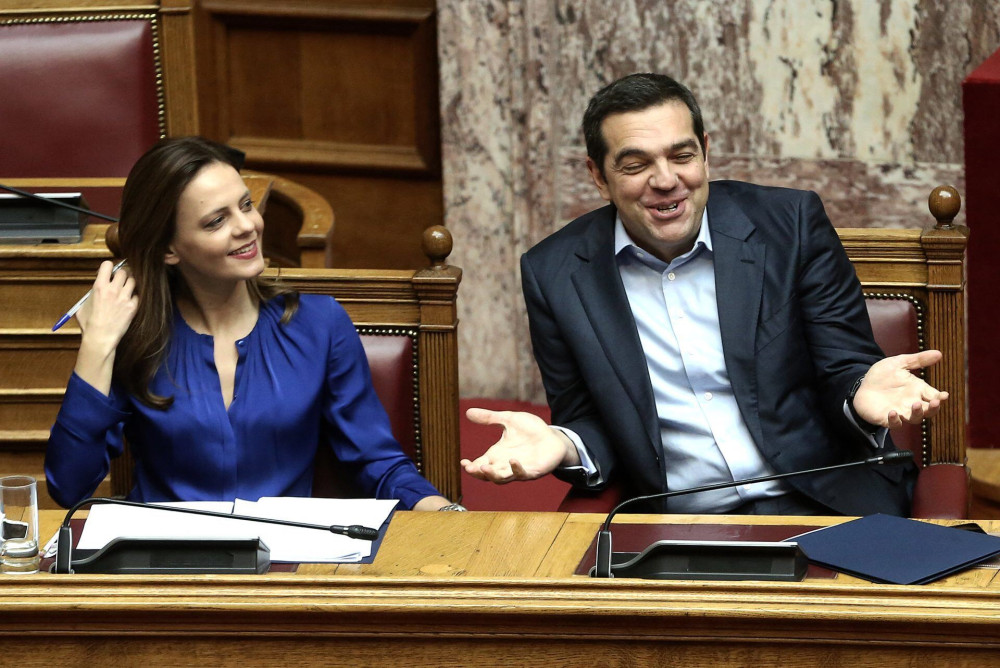 Μαλλιά – κουβάρια στον Σύριζα και στο βάθος…Έφη Αχτσιόγλου