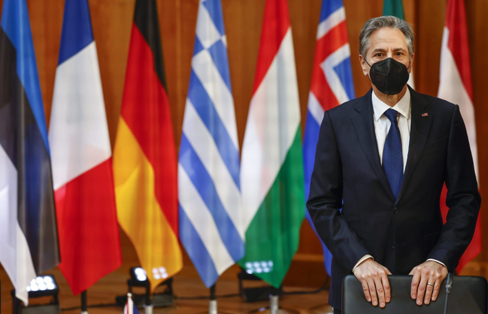 Κουλέμπα- Μπλίνκεν: Περισσότερα όπλα  «καθ’ οδόν προς την Ουκρανία»