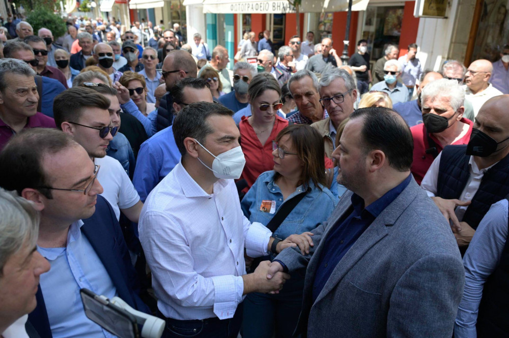 Τσίπρας σε απόγνωση: Εβαλε μέλος του ΣΥΡΙΖΑ να εξυμνεί τα μνημόνια (vid)