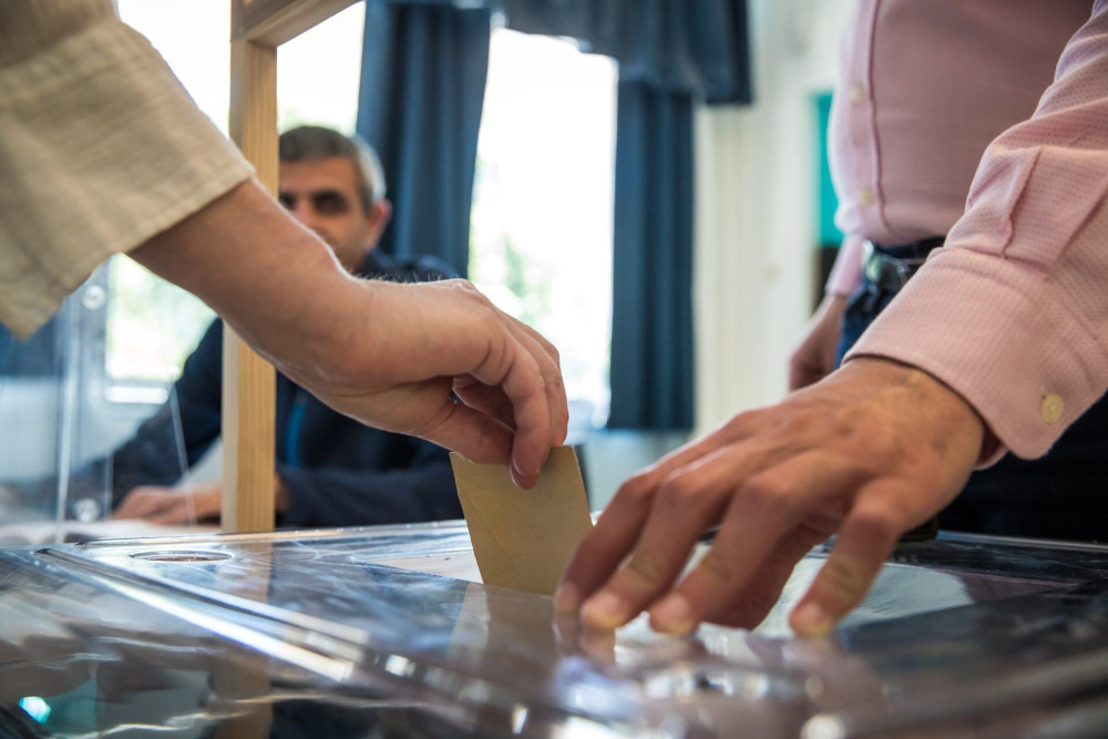 Γαλλικές εκλογές: Ισοπαλία στον Α’ γύρο και νίκη Μακρόν στον Β’ σύμφωνα με τα exit poll