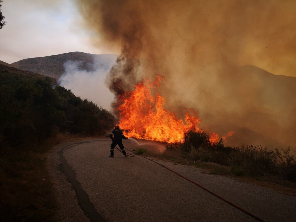 Φωτιά στην Εύβοια – Οι δυνατοί άνεμοι δυσκολεύουν το έργο των πυροσβεστών