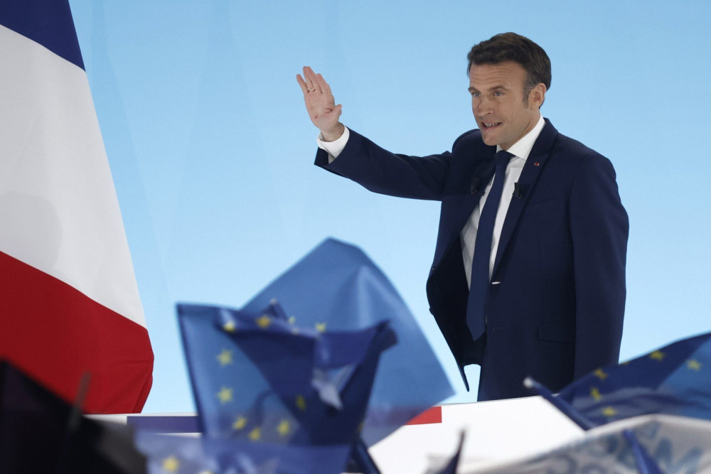 “Πολύ πιο ισχυρή” ευρωπαϊκή αμυντική βιομηχανία θέλει ο Μακρόν