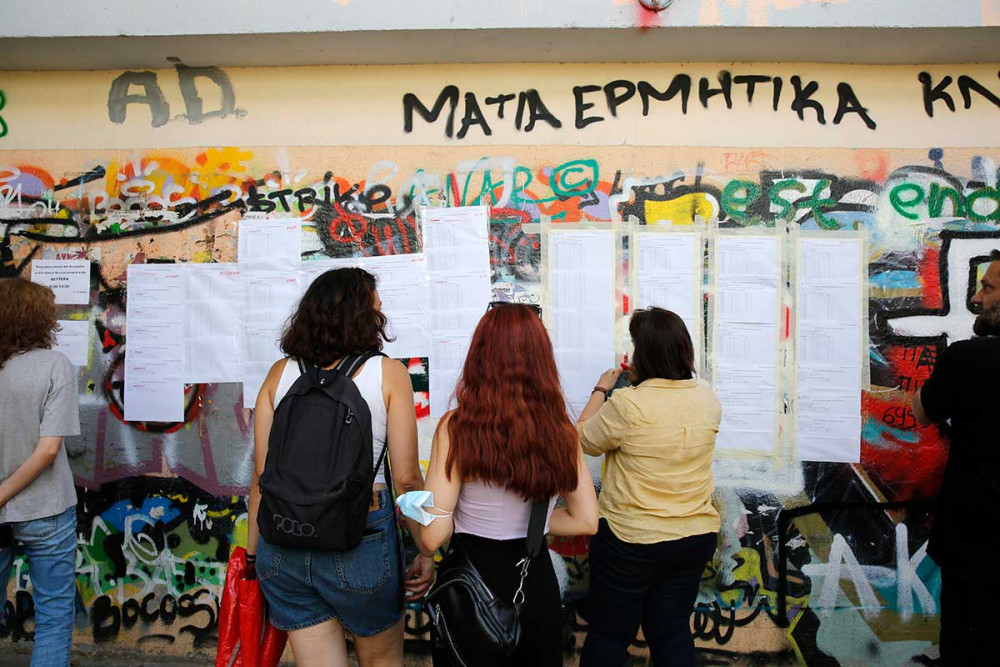 Πανελλαδικές: «Χαμηλές πτήσεις» στις βαθμολογίες των γραπτών