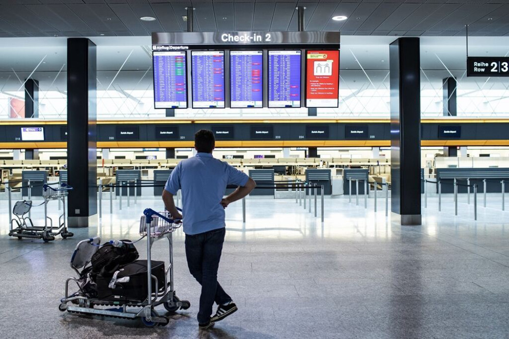 Κομισιόν: Αναβάλλετε τα ταξίδια σας – Μην τα ακυρώνετε