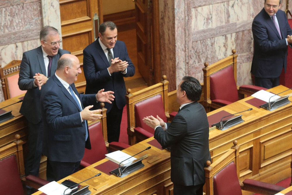 Ορκωμοσία Σακελλαροπούλου: Με μαντηλάκια υποδέχθηκε τους υπουργούς ο Άδωνις!