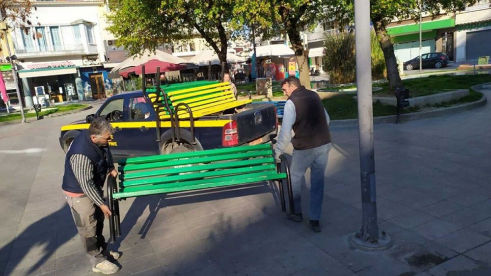 Στην Κατερίνη ξηλώνουν παγκάκια για να βάλουν μυαλό οι ασυνείδητοι!