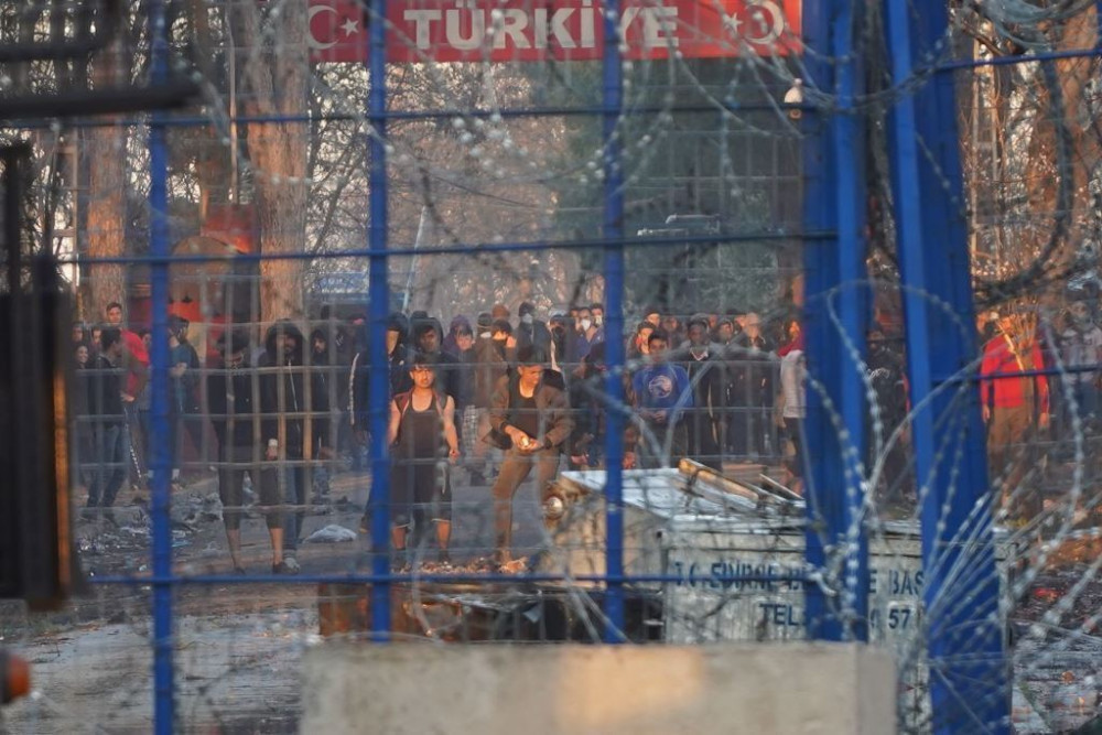 Νέα επεισόδια στον Έβρο: Μπήκαν στην μάχη… ανεμιστήρες (pics)