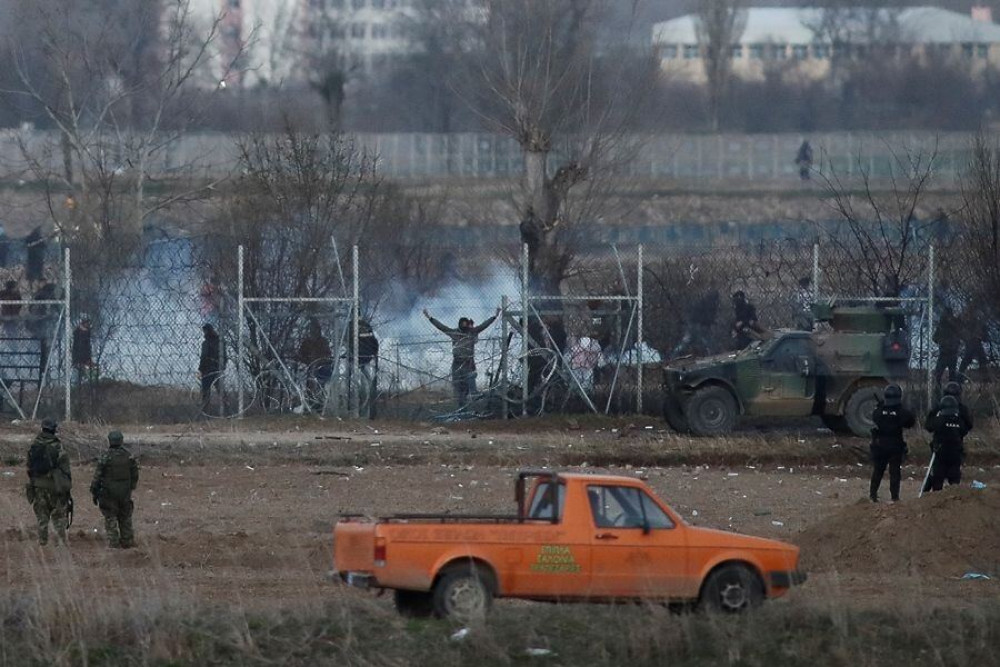 Έβρος: Ετοιμάζονται για ρίψη χημικών οι μετανάστες (pics & vids)