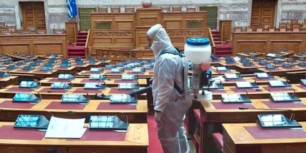 Με… άσπρες στολές και αυστηρά μέτρα η απολύμανση της Βουλής (pics)