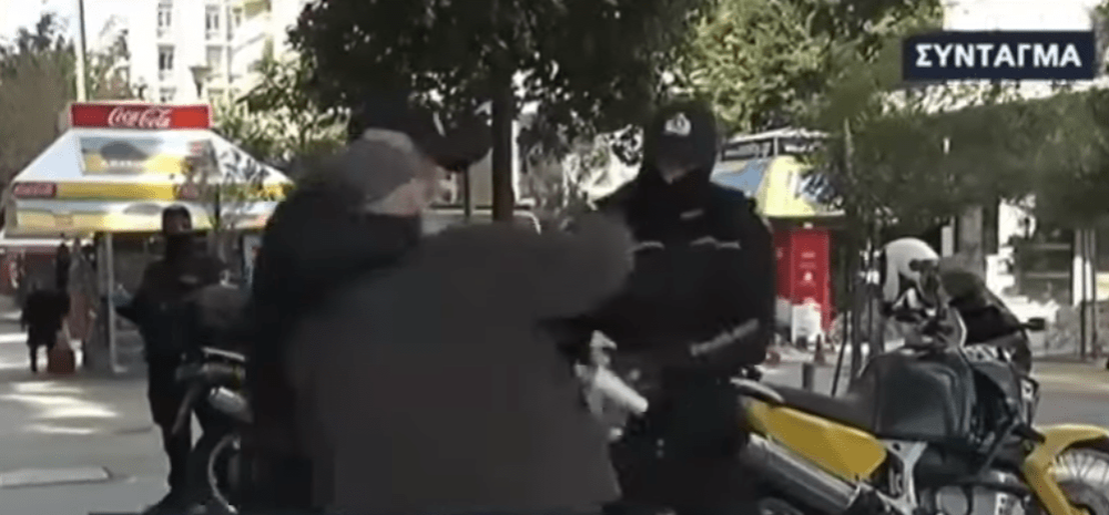 Έλεγχος… εκτός ελέγχου: Αστυνομικοί πιάστηκαν στα χέρια με ηλικωμένο (vid)