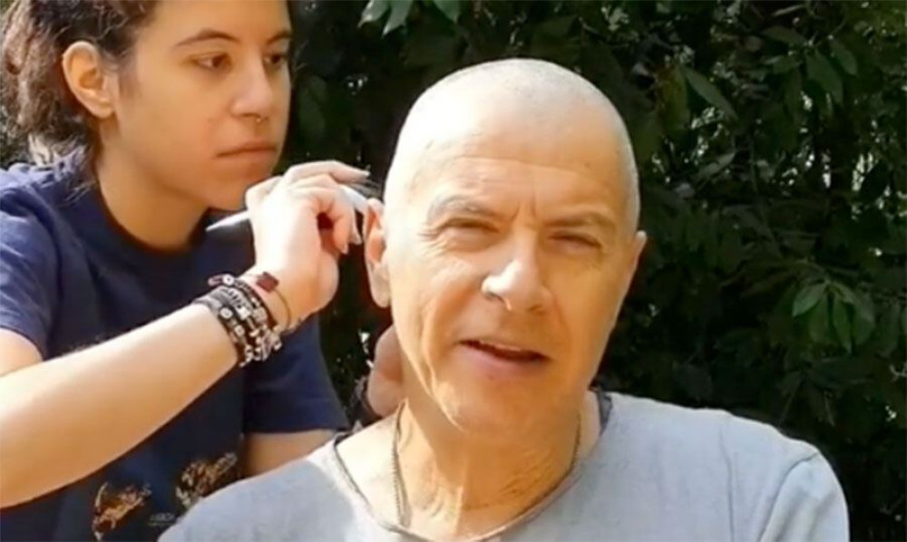 Σε ρόλο… κουρέα της Σεβίλλης η κόρη του Σταύρου Θεοδωράκη