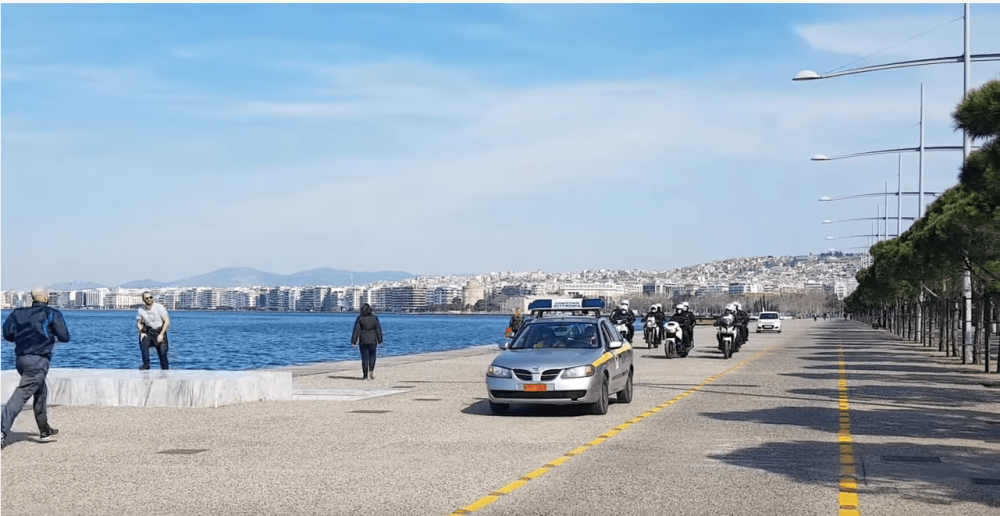 Ποιος κορωνοϊός; Οι Θεσσαλονικείς βολτάρουν στην παραλία (vid)