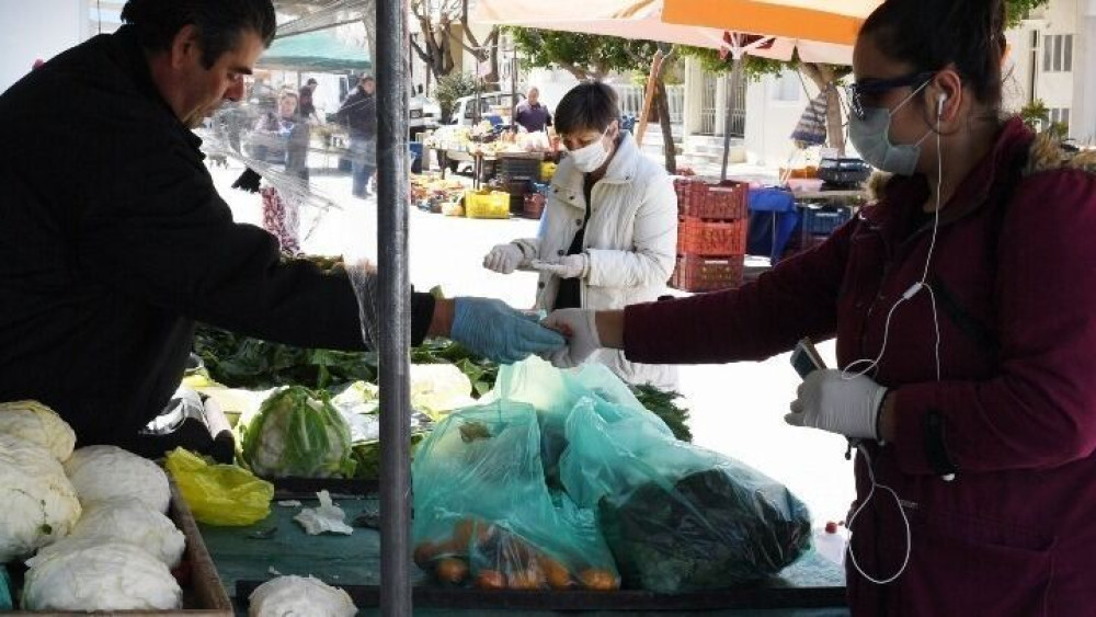 “Σπάνε στα δύο” οι λαϊκές αγορές λόγω κορωνοϊού