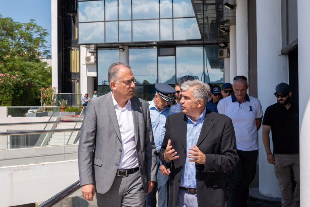 Στα γραφεία του Real Group ο Θεοδωρικάκος: “Κανείς σε αυτή τη χώρα δεν τρομοκρατείται”