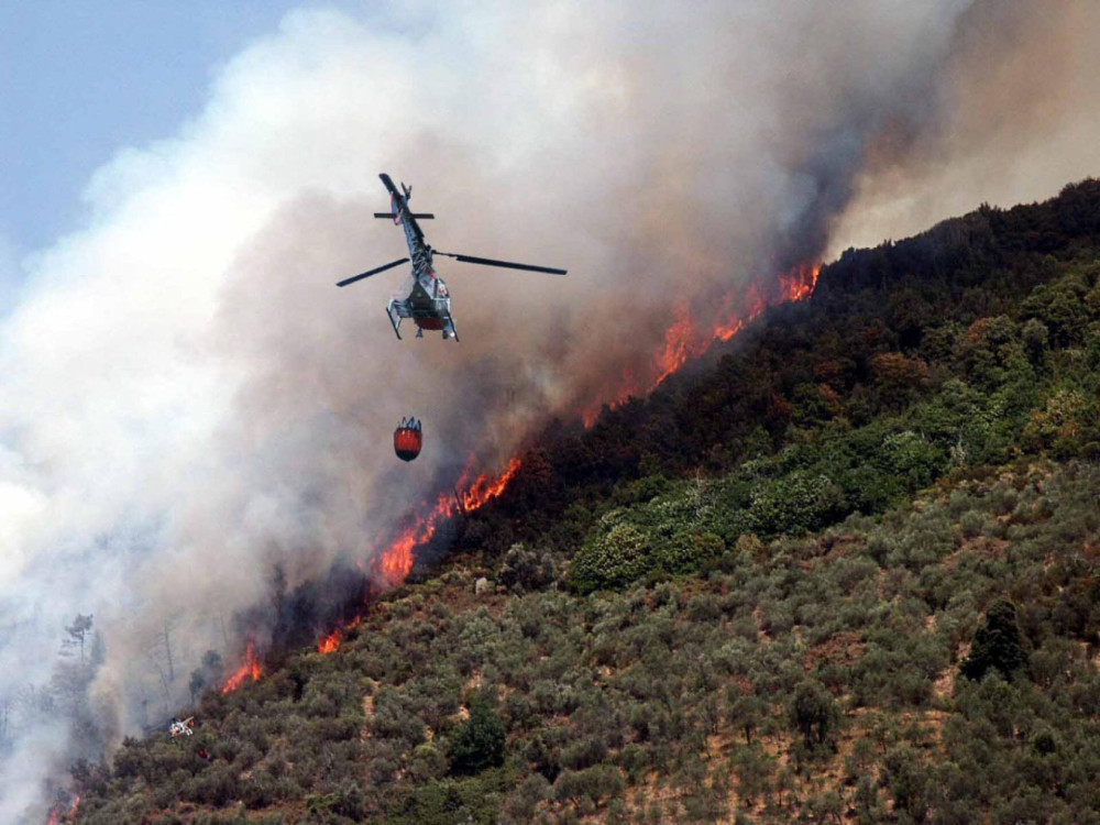 Πυρκαγιά στην κεντρική Ιταλία, απομακρύνθηκαν 200 κάτοικοι – Πύρινο μέτωπο και στην Τεργέστη