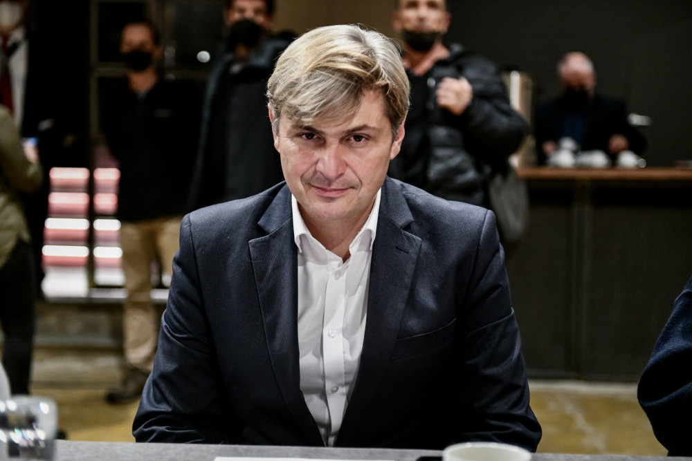 Στου Φαραντούρη την ποδιά σφάζονται παλικάρια