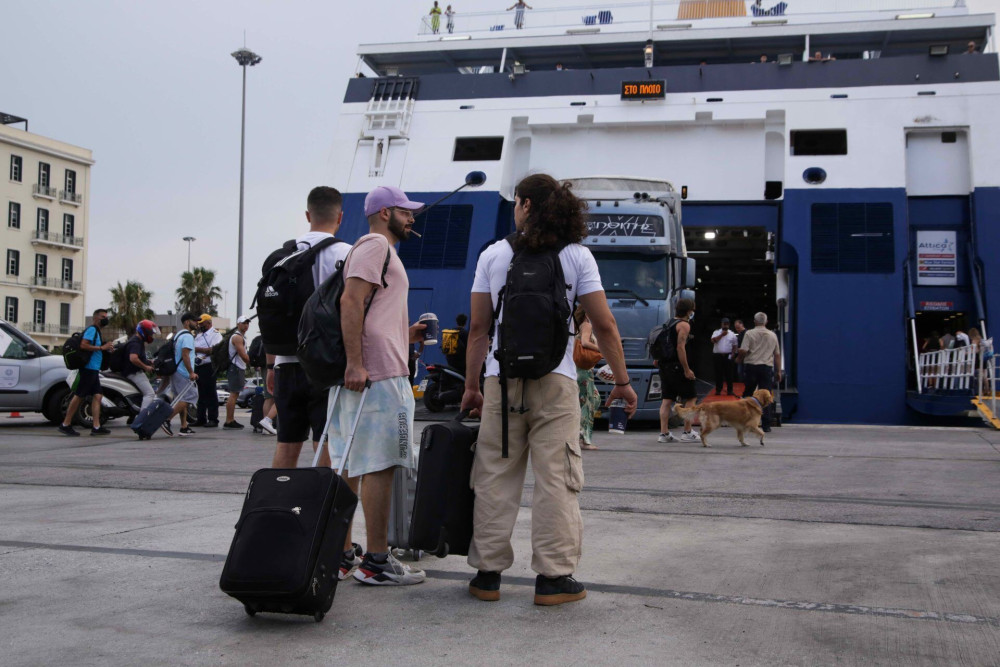 Αυξημένη η κίνηση στα Λιμάνια: 21.225 επιβάτες αναχώρησαν χθες από τον Πειραιά