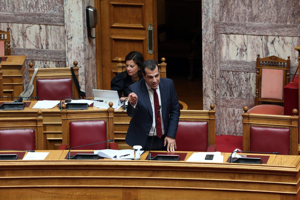“Χαμός” στη Βουλή για δημοψήφισμα και μετεκλογικές συμμαχίες: Κόντρα Πλεύρη-Σκουρλέτη-Βαρουφάκη