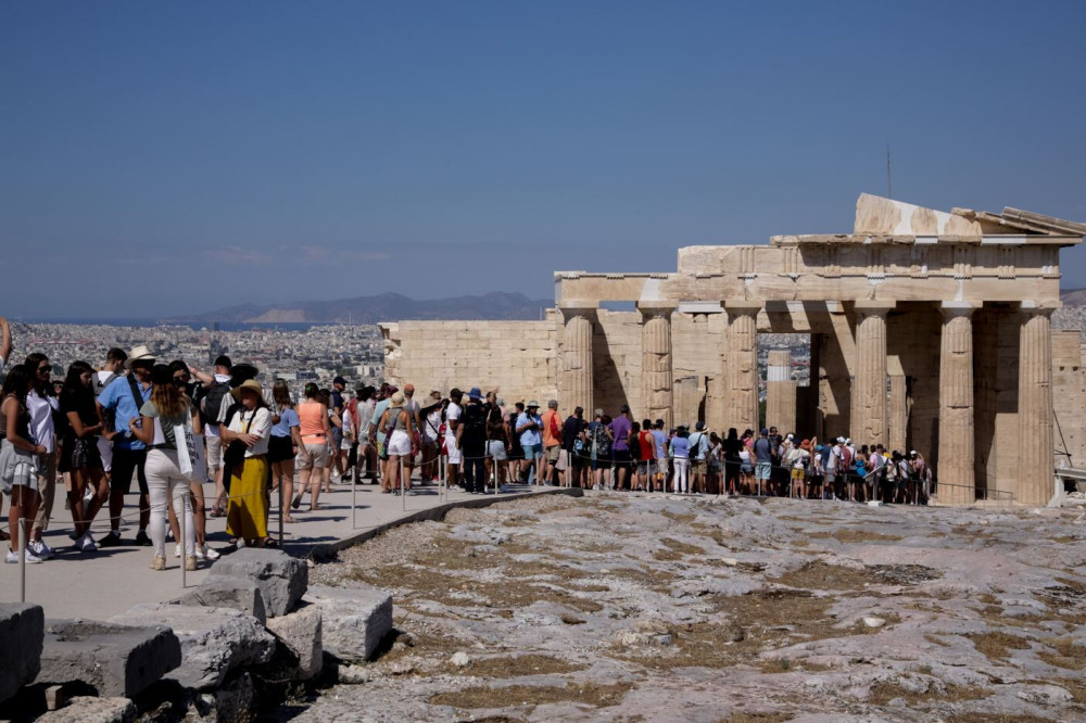 Κικίλιας: Τα αυξημένα έσοδα από τον τουρισμό στηρίζουν τους Έλληνες