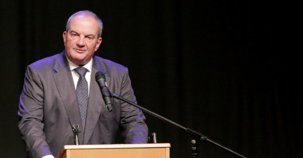 Με τα λόγια χτίζεις και ανώγια και κατώγια…