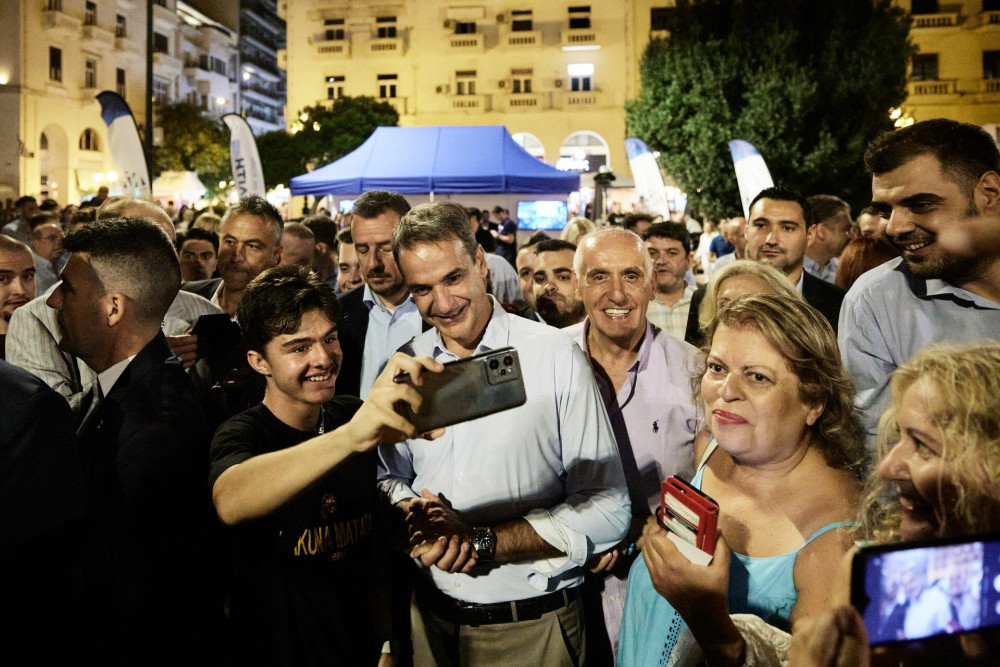 Η νυχτερινή βόλτα του πρωθυπουργού στην πλατεία Αριστοτέλους