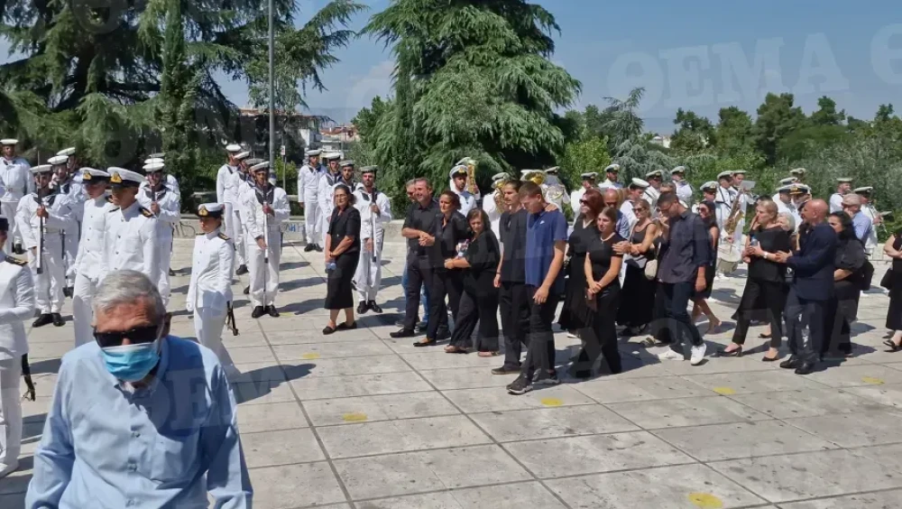 Λάρισα: Ράγισαν καρδιές στην κηδεία της 19χρονης Θάλειας – Τραγικές «φιγούρες» οι γονείς