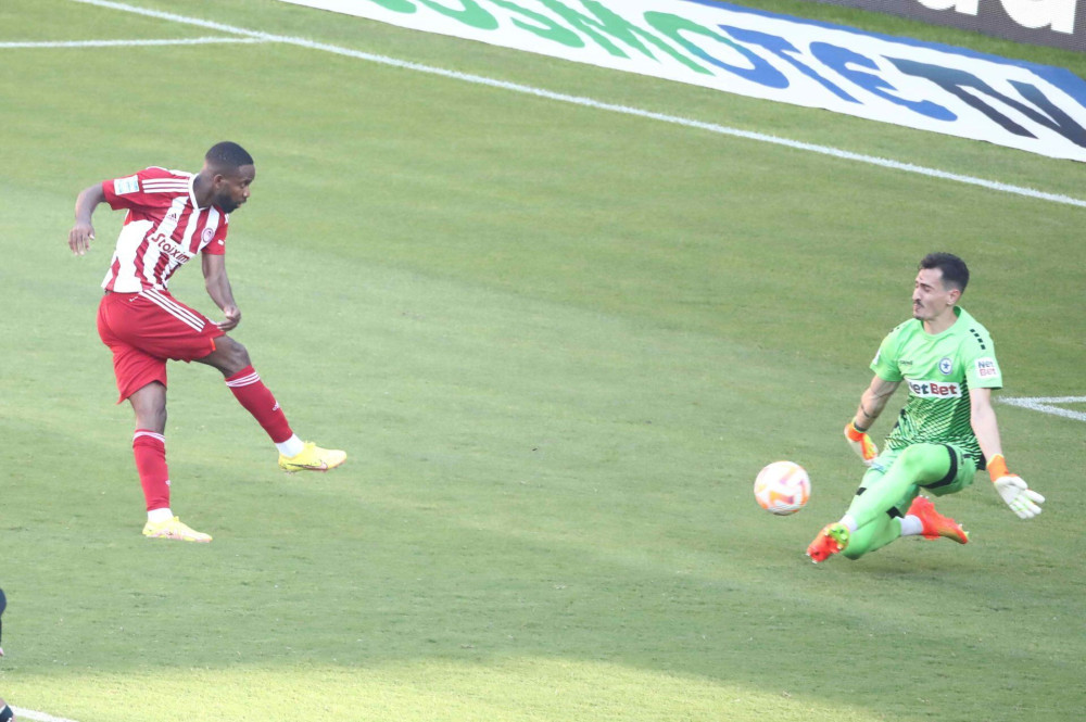 Με το δεξί ο Μίτσελ-Ο Ολυμπιακός κέρδισε  2-0 τον Ατρόμητο με σκόρερ τον Μπακαμπού