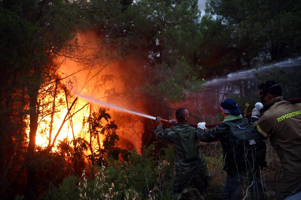 Δύσκολο βράδυ για την Κεφαλονιά – Φωτιά σε δύο μέτωπα