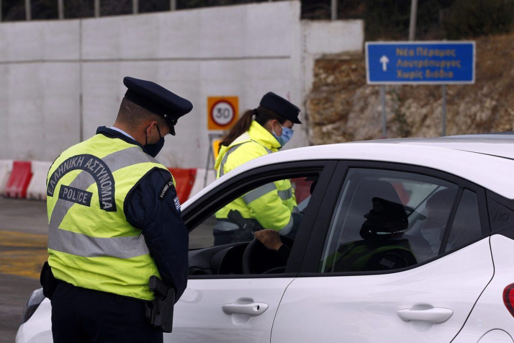 Θεσσαλονίκη – Έκλεβαν αυτοκίνητα για να μεταφέρουν παράνομα μετανάστες