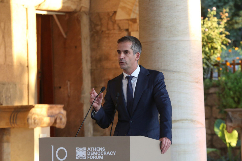 Μπακογιάννης: «Μειώνοντας τα τέλη, αυξάνουμε την αντοχή στην ακρίβεια» – Τι θα ισχύσει ανά κατηγορία