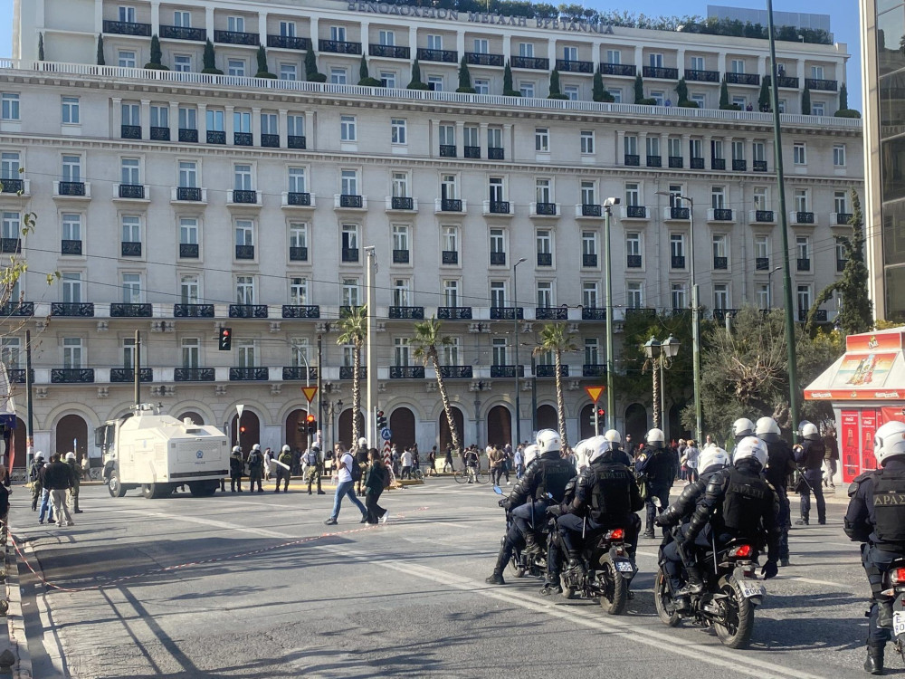 Επεισόδια στο Σύνταγμα – Άγνωστοι επιχείρησαν να σπάσουν τον αστυνομικό κλοιό