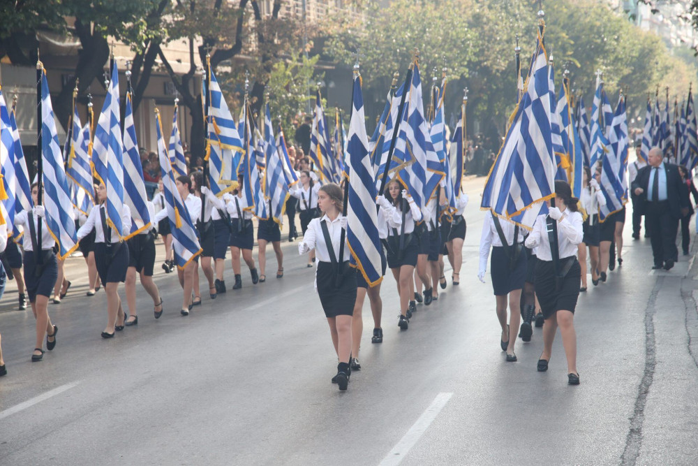 Με εθνική υπερηφάνεια ολοκληρώθηκε η μαθητική παρέλαση της Θεσσαλονίκης – καταχειροκροτήθηκαν οι μαθητές