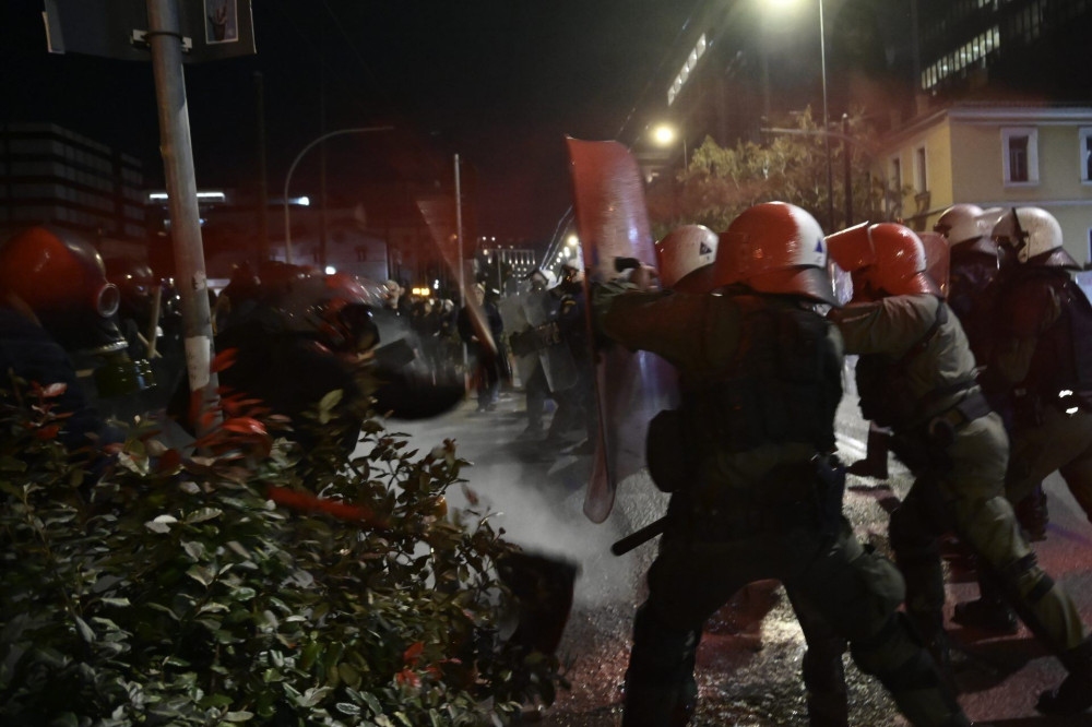 Επεισόδια στα Εξάρχεια: Ρίψεις μολότοφ, κρότου λάμψης – 15 προσαγωγές από την ΕΛ.ΑΣ