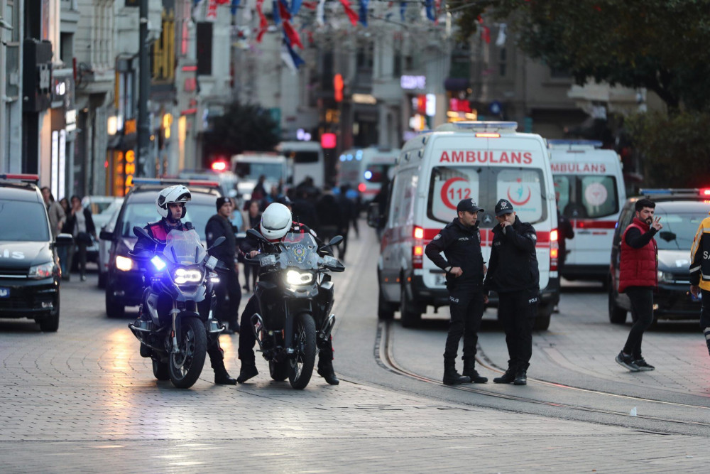 Η στιγμή της σύλληψης της γυναίκας που κατηγορείται για τη βομβιστική επίθεση στην Κωνσταντινούπολη – Βίντεο